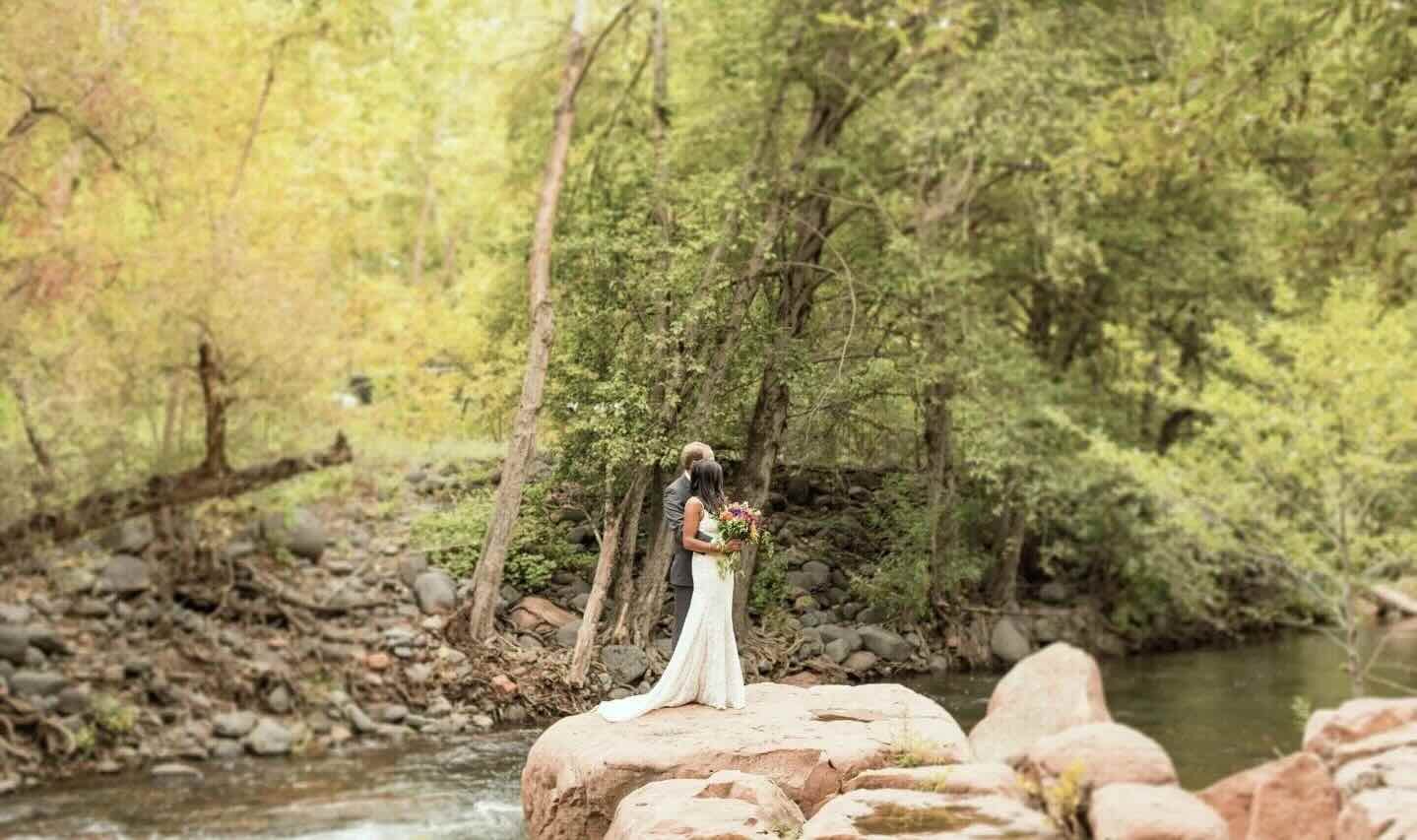 Couple getting married at L'Auberge de Sedona