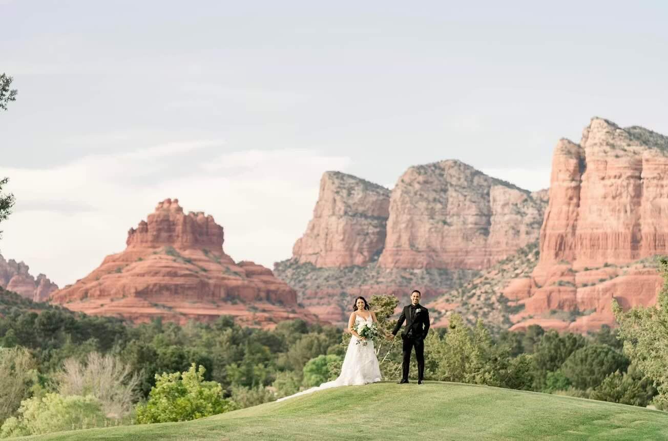 couple getting married on sedona golf course